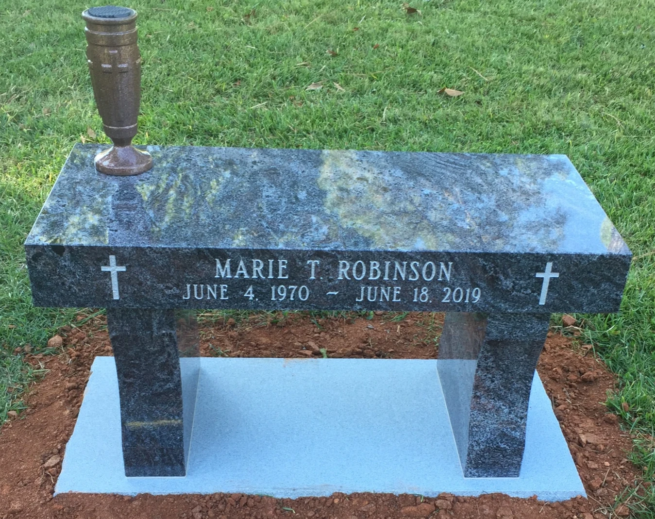 Paradiso Straight Top Bench w/ Gray Granite Foundation, Cross Carving & Vase